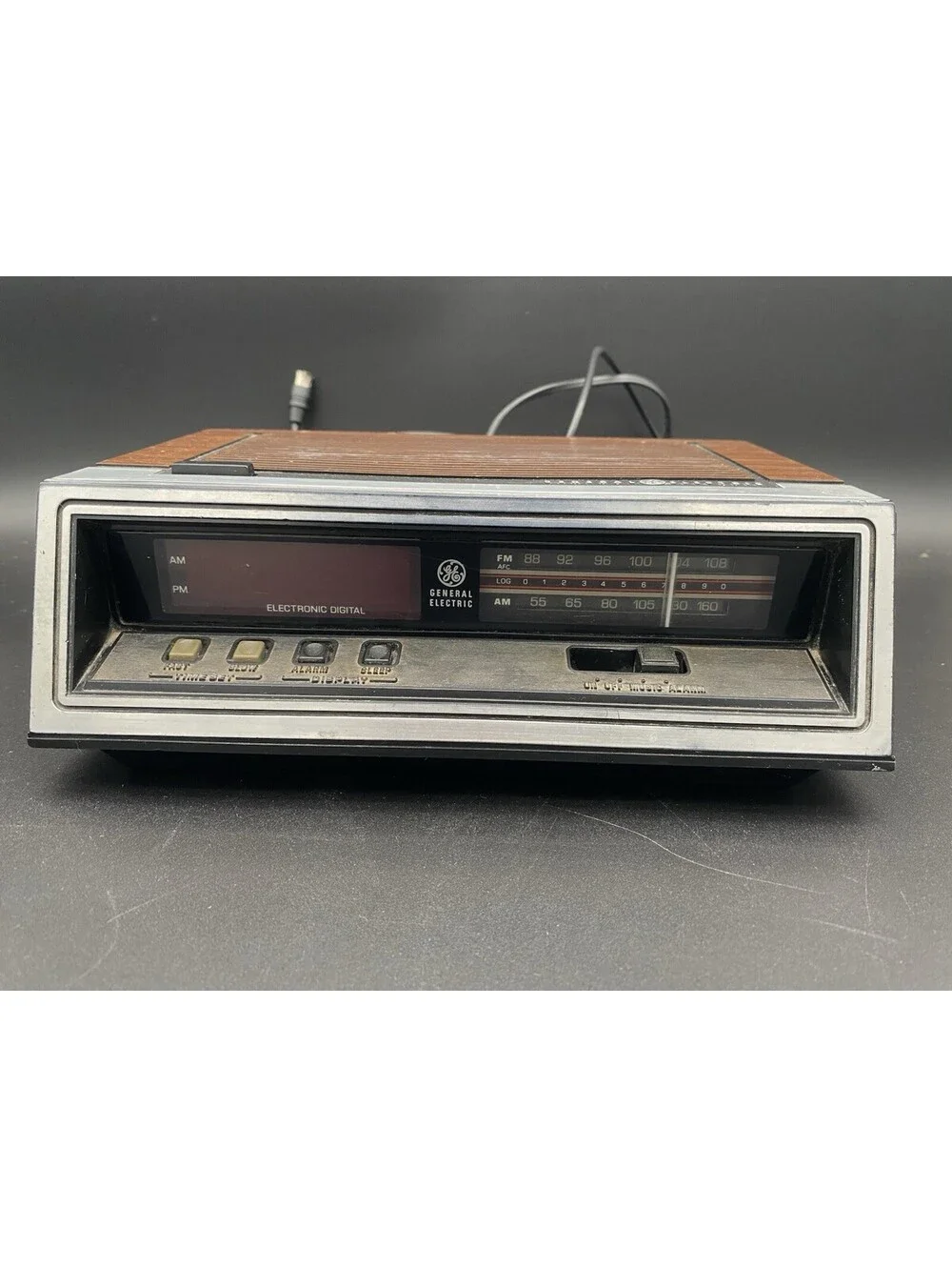 GE Walnut Grain Finish Alarm Clock Radio Model #7-4650K - Tested